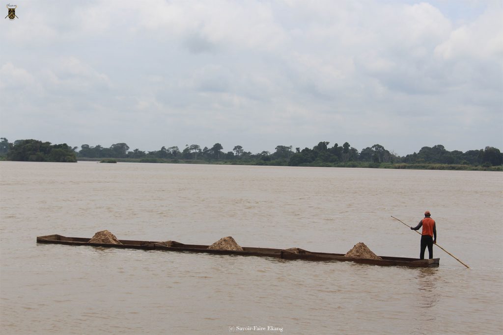Les pêcheurs de sable sur le fleuve Sanaga à Monatélé